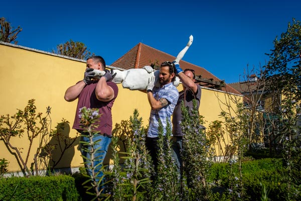 Lissy Projekt Jesus am Kreuz, Bild 11, die Statue wird zum Kreuz getragen