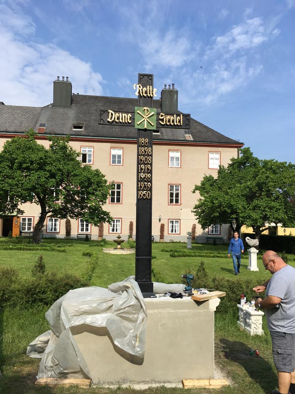 Lissy Projekt Jesus am Kreuz, Bild 16, das fertig eingemauerte Kreuz